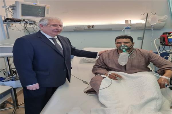سفير مصر بالكويت يزور المصري المصاب بحريق المنقف