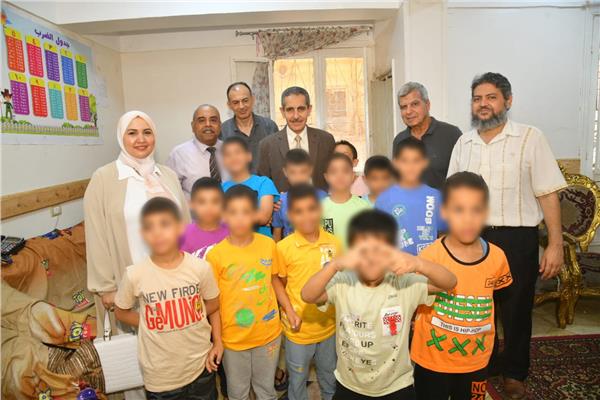 الدكتور طارق رحمي محافظ الغربية يقدم الهدايا للاطفال