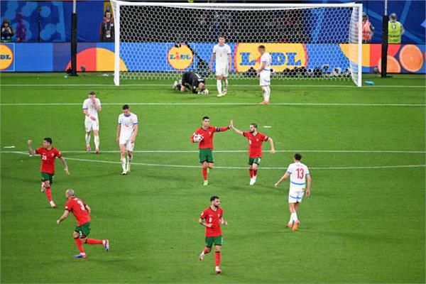صورة من مباراة البرتغال والتشيك