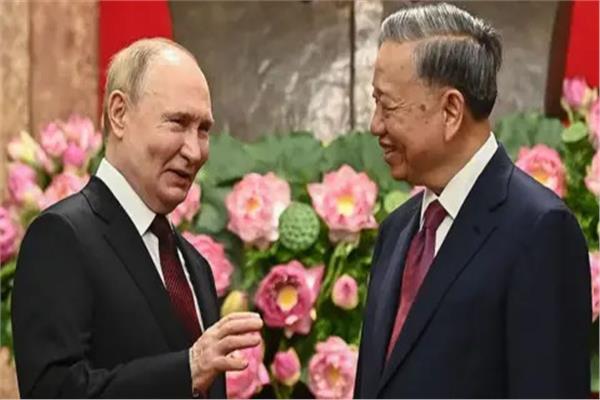 الرئيس الروسي فلاديمير بوتين ونظيره الفيتنامي تو لام 