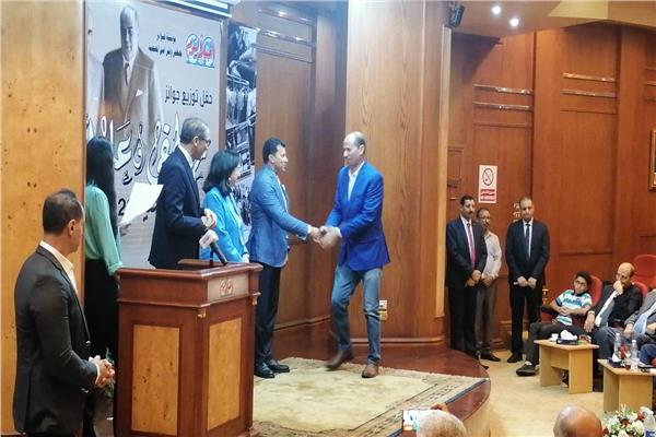 إسلام عفيفي ووزير الشباب والرياضة يسلمان الجوائز الصحفية للفائزين