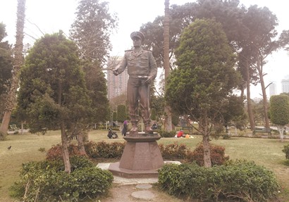  الچنرال الذهبي وراهب العسكرية المصرية أبرز تماثيل حديقة الحرية