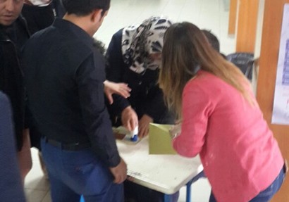ختم الأوراق أثناء العملية الانتخابية بتركيا