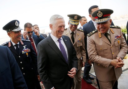 وزير الدفاع المصري أثناء استقباله نظيره الأمريكي «رويترز»