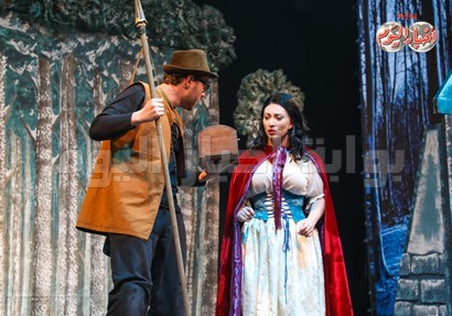 مشهد من مسرحية سنو وايت خلال تقديمها على مسرح باشارقة القرائى 