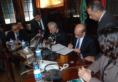 وزير الزراعة ومدير المنظمة العربية خلال توقيع اتفاقية التعاون