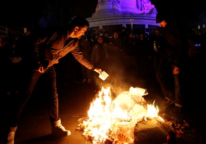 متظاهرون يضرمون النار في باريس احتجاجاً على نتائج الانتخابات