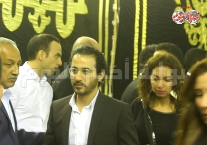 لحظة وصول الفنان أحمد حلمي لعزاء والدة المخرجين شريف وعمر عرفة