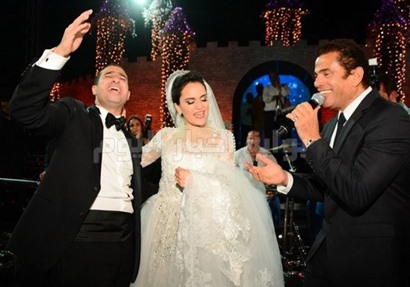 عمرو دياب يغني للعروسين