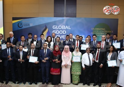 صورة جماعية لمنظمين وفائزين "الجائزة العالمية للحوكمة الرشيدة"