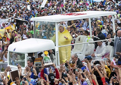 البابا فرانسيس خلال زيارته الفلبين