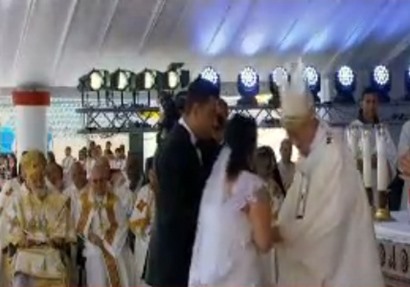 بابا الفاتيكان يبارك عروسين