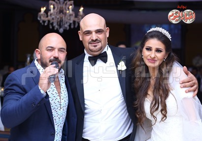 محمود العسيلي مع العروسين