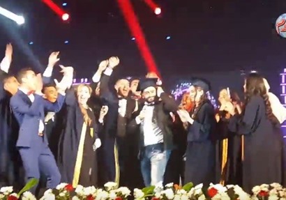 تامر حسني يرقص بزي التخرج في حفل مدارس طيبة للغات 