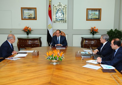 الرئيس عبد الفتاح السيسي  خلال اجتماعه برئيس الحكومة ووزير المالية