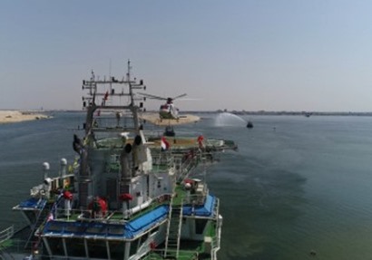 مميش وفاضل يرفعان علم مصر على سفينة الخدمات البترولية "