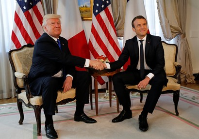 الرئيس الفرنسي إيمانويل ماكرون مع نظيره الأمريكي دونالد ترامب