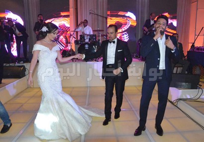 محمد حماقي مع العروسين