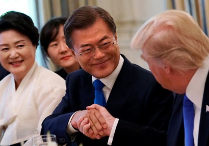 الرئيس الكوري الجنوبي مون جيه-إن ونظيره الأمريكي دونالد ترامب