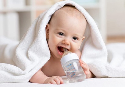 السؤال الذي حيّر الأمهات هل شرب الرضيع للماء مفيد أم ضار؟