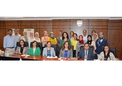 الدكتورة هالة السعيد وزيرة التخطيط  خلال لقائها بطلاب الجامعة الامريكية