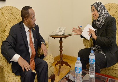 سفير أثيوبيا بالقاهره مع محررة الأخبار 