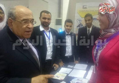  الدكتور مصطفى الفقى مع ياسمين على مديرة المركز الدولي للمكتبات ومراكز المعلومات 