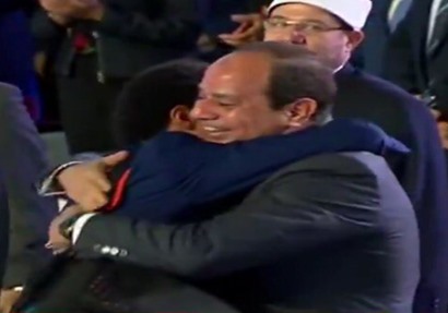 الرئيس عبد الفتاح السيسي يحتضن ياسين الزعبي 