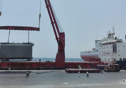 استعدادات بميناء سفاجا لاستقبال 80 طرد معدات