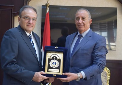  السفير الأرماني يقدم ميدالية سفارة أرمينيا إلي محافظ البحر الأحمر