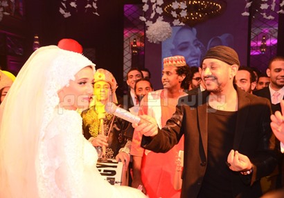صورة تجمع عصام كاريكا والعروسة خلال الحفل