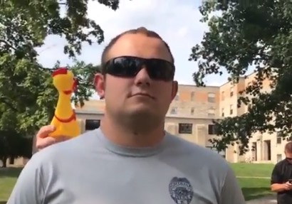 صورة أحد الضباط من الفيديو 