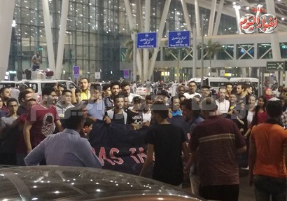  محبي تامر حسنى في استقبالة بامطار القاهرة احتفالا بالوصول للعالمية