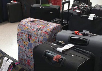 مطار بكندا يتحول لمعرض حقائب