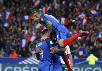لحظة فرحة لاعبو المنتخب الفرنسي بالفوز