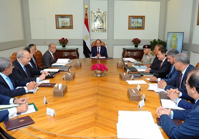 خلال اجتماعه برئيس الوزراء وعدد من الوزراء