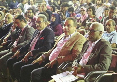 أشرف عامر وتامر عبد المنعم خلال المهرجان الختامي لنوادي المسرح