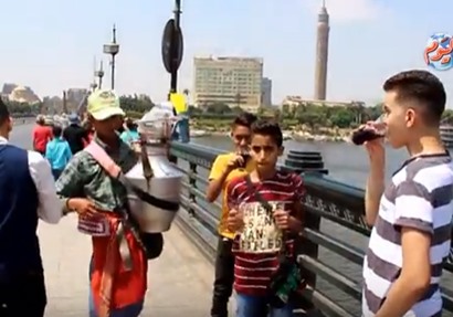احتفالات المواطنون على كوبري قصر النيل 