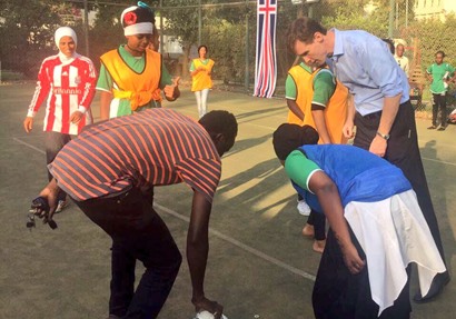 السفير البريطاني يشارك في مسابقة كرة قدم للاجئات