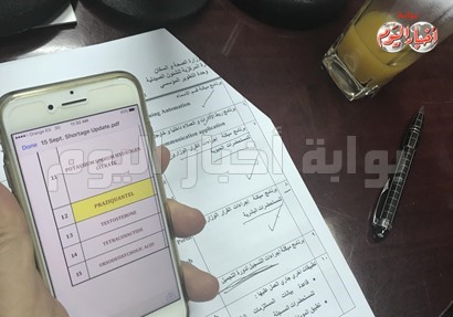 وزير الصحة يطلع بوابة أخبار الْيَوْمَ على قائمة نواقص الأدوية من هاتفه الشخصي