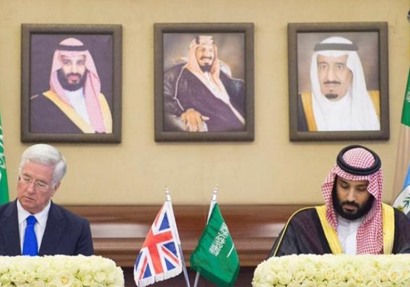 ولي العهد السعودي ووزير الدفاع البريطاني أثناء توقيعهما اتفاقية التعاون العسكري والأمني