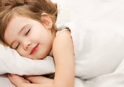 نصيحة هامة لخلود طفلك للنوم بسهولة