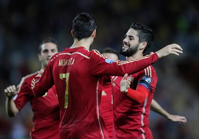 لحظة فرحة لاعبي إسبانيا بالفوز