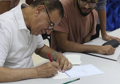 الكاتب الصحفى و الفنان محمد بغدادى قومسير عام الملتقى الورش بورشة " الخط العربي 