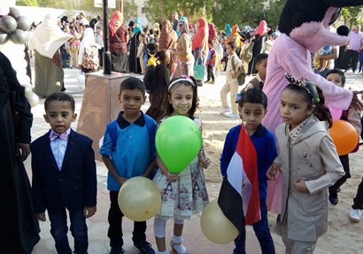 استقبال طلاب المدارس في الوادي الجديد بالأغاني الوطنية والبالونات 