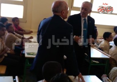 د.طارق شوقي واللواء محمد العصار في أحد فصول المدرسة