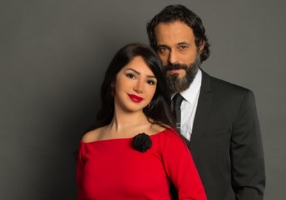 الفنان يوسف الشريف وزوجته الكاتبة إنجي علاء
