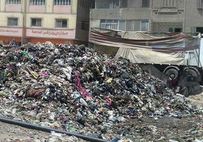 إزالة القمامة  من أمام مجمع المدارس