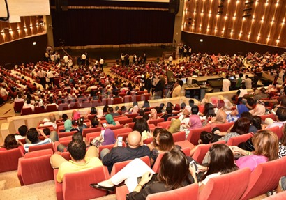 الجمهور داخل مسرح مكتبة الإسكندرية
