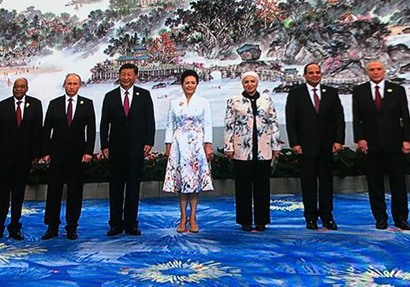 الرئيس السيسي وقرينته في صورة تذكارية مع قادة الـ"البريكس"